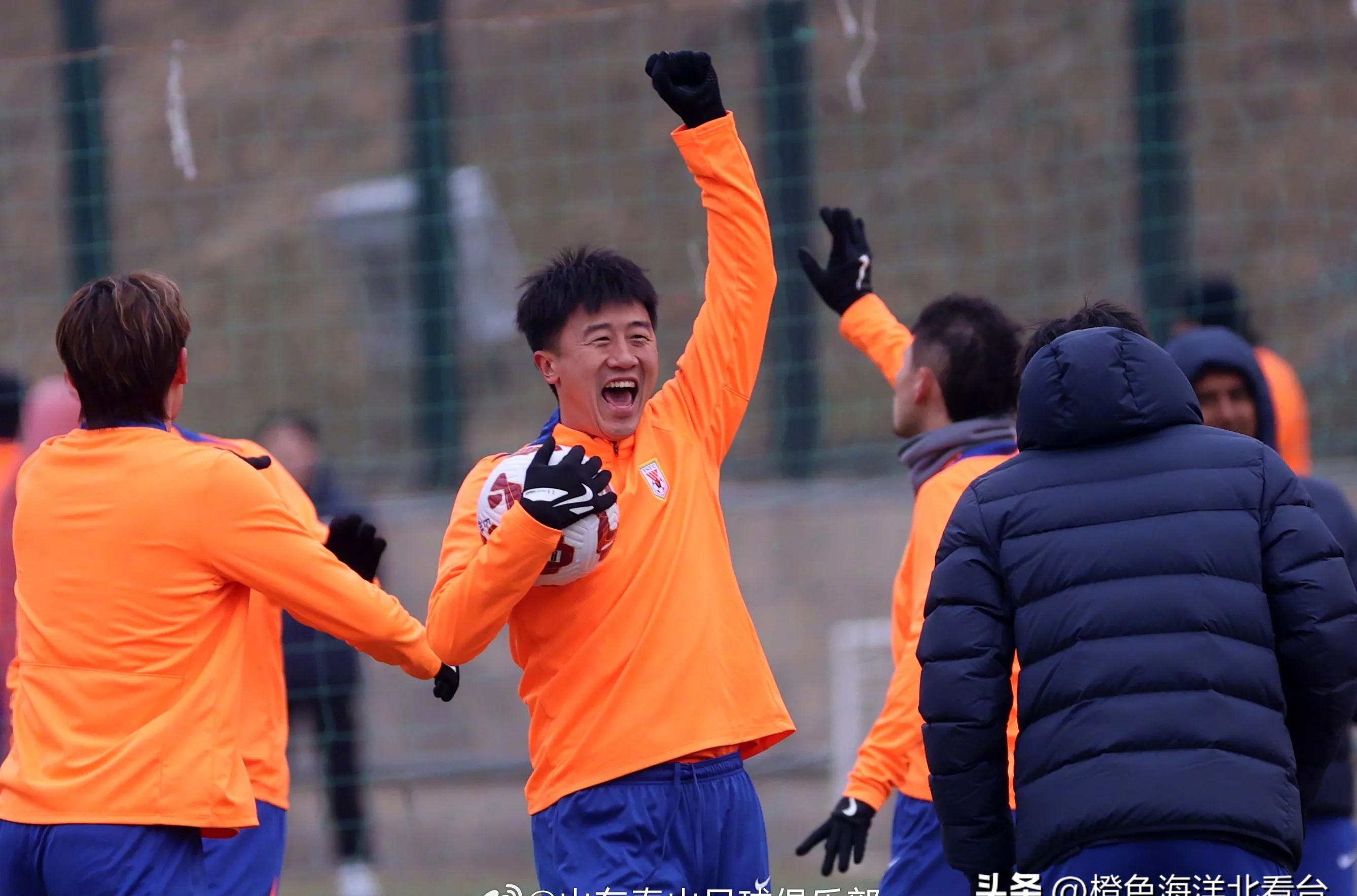 山东泰山发布备战花絮,转会期官宣签约,中超任务艰巨,年轻球员得到机会的简单介绍 山东泰山发布备战花絮,转会期官宣签约,中超任务艰巨,年轻球员得到机会的简单介绍